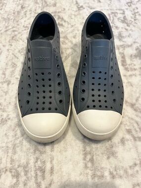 Native Jefferson Slip-On Shoes – Kids Size J2 – Navy – GUC